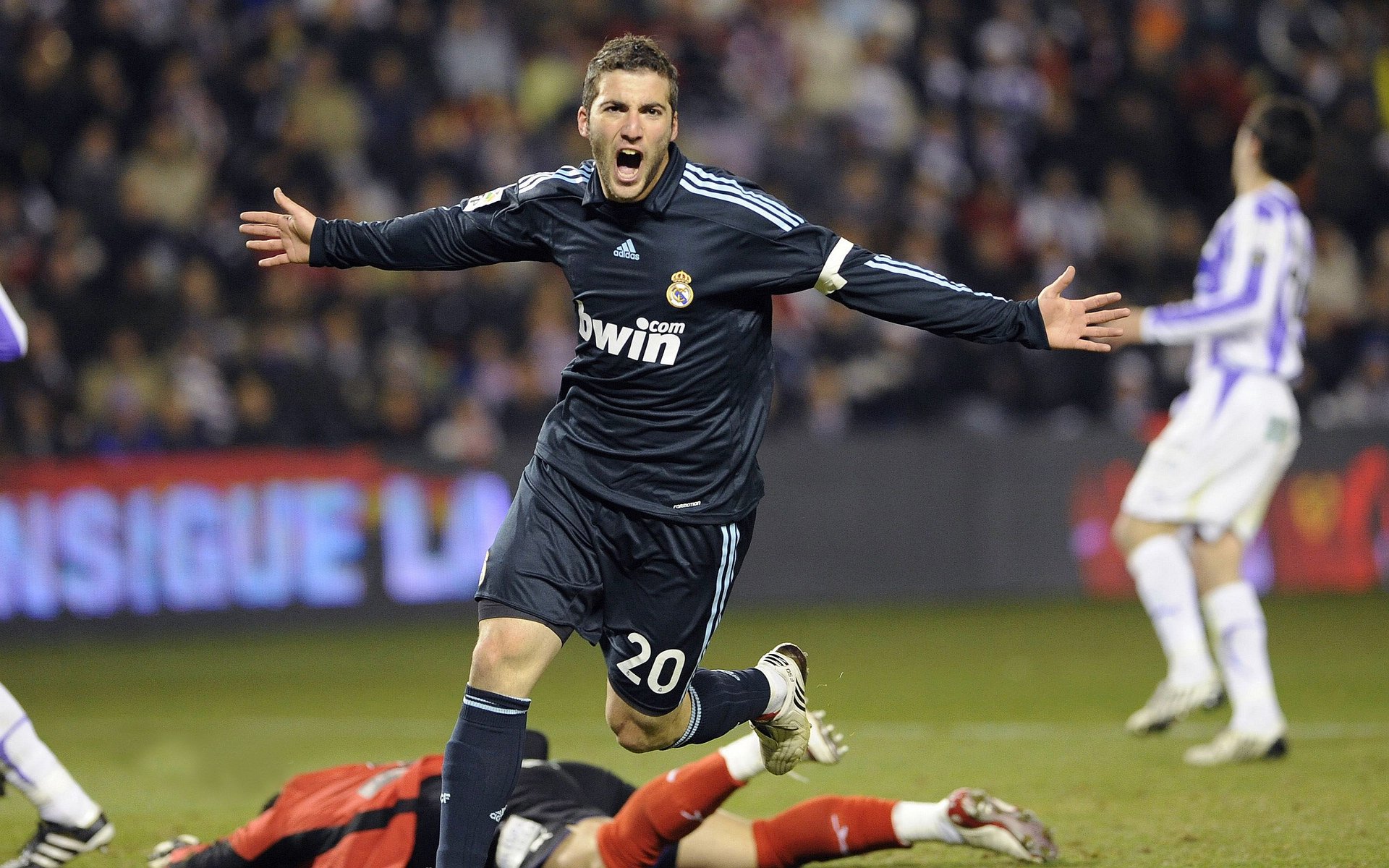 爱游戏app活动-德甲“冠军提前预演”：拜仁对多特，德国之巅高潮不断